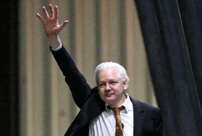 Após recuperar liberdade, Julian Assange chega à Austrália