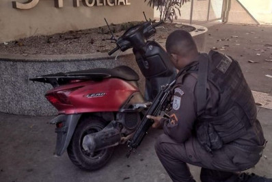 PM apreende motocicleta adulterada no Bom Pastor em Belford Roxo
