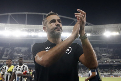 Artur Jorge celebra virada do Botafogo e elogia Eduardo e Tiquinho: 'Muita qualidade'