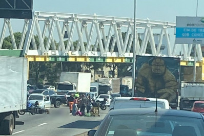 Acidente na Ponte Rio-Niterói deixa motociclista morto e garupa ferido