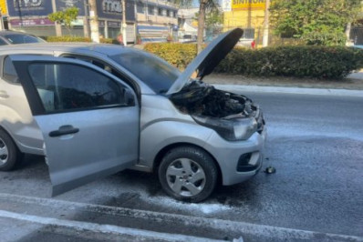 Carro pega fogo em Cabo Frio