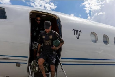 Após ‘namoro’ com o Flamengo, Neymar aparece com a camisa do Santos