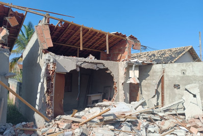 Prefeitura derruba dois imóveis irregulares em Itaipuaçu