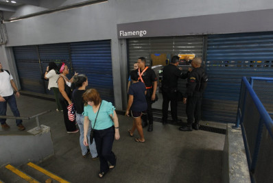 Estação de metrô do Flamengo é reaberta após incêndio na área externa
