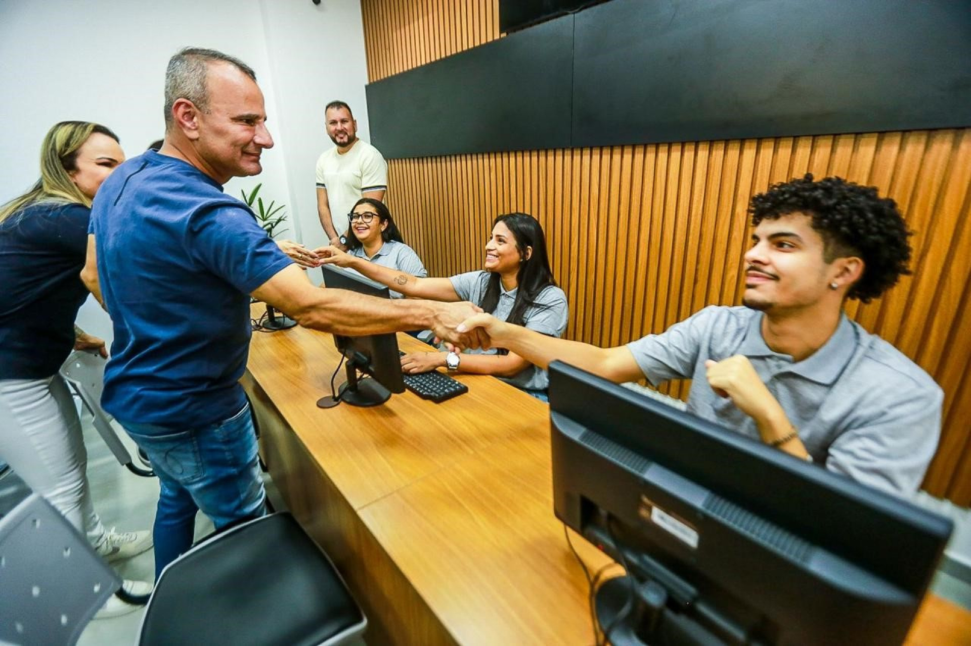 A deputada federal Daniela do Waguinho e o prefeito Waguinho cumprimentaram os funcion&aacute;rios do Complexo Regulador - Rafael Barreto/PMBR