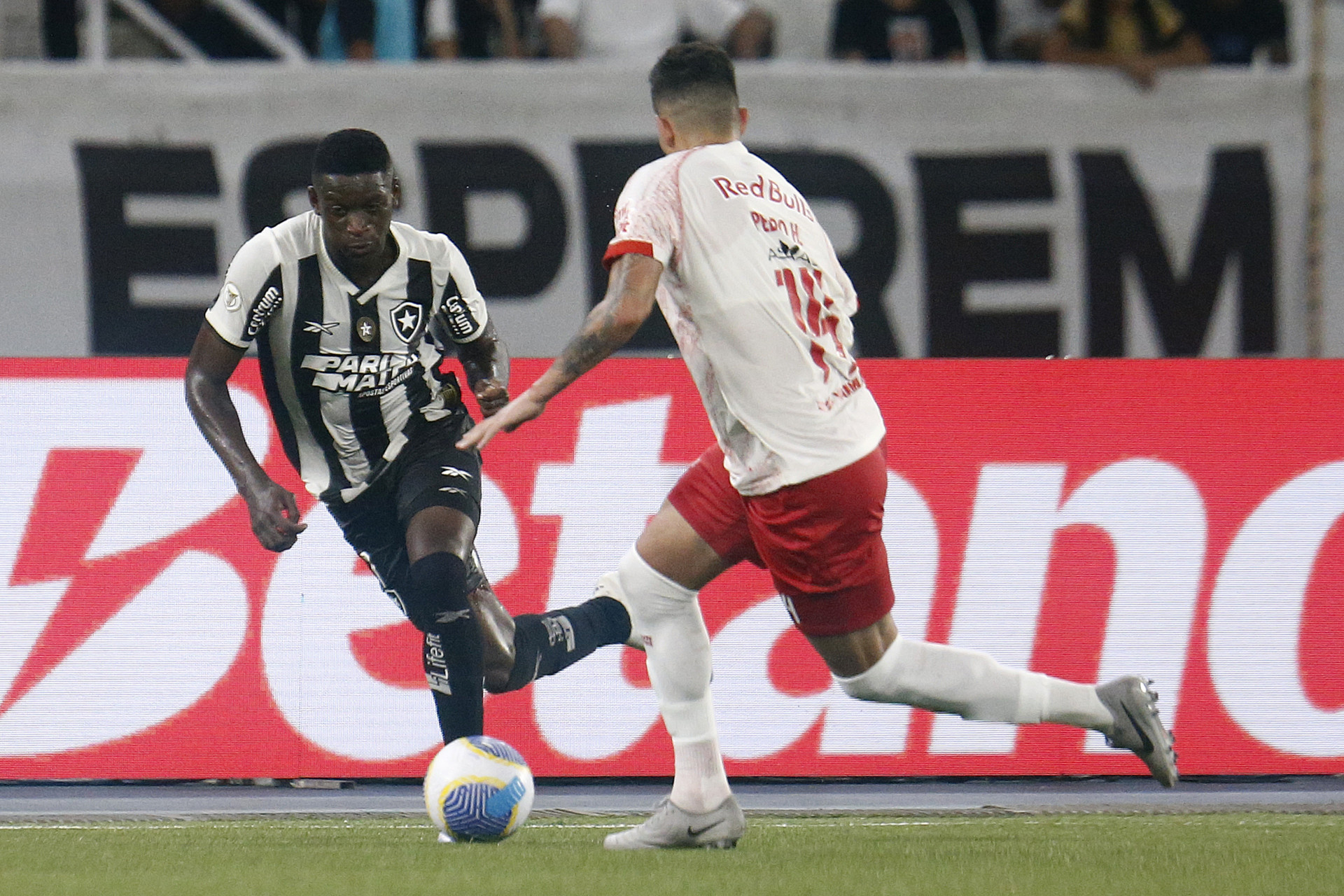 Luiz Henrique em a&ccedil;&atilde;o durante o jogo do Botafogo contra o Red Bull Bragantino - V&iacute;tor Silva/Botafogo