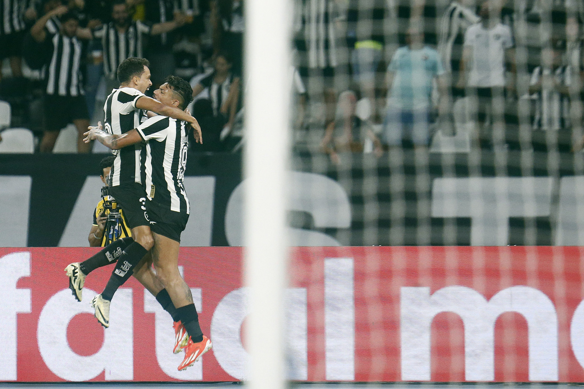 Eduardo e Tiquinho Soares se abraçam após gol do Botafogo - Vítor Silva/Botafogo