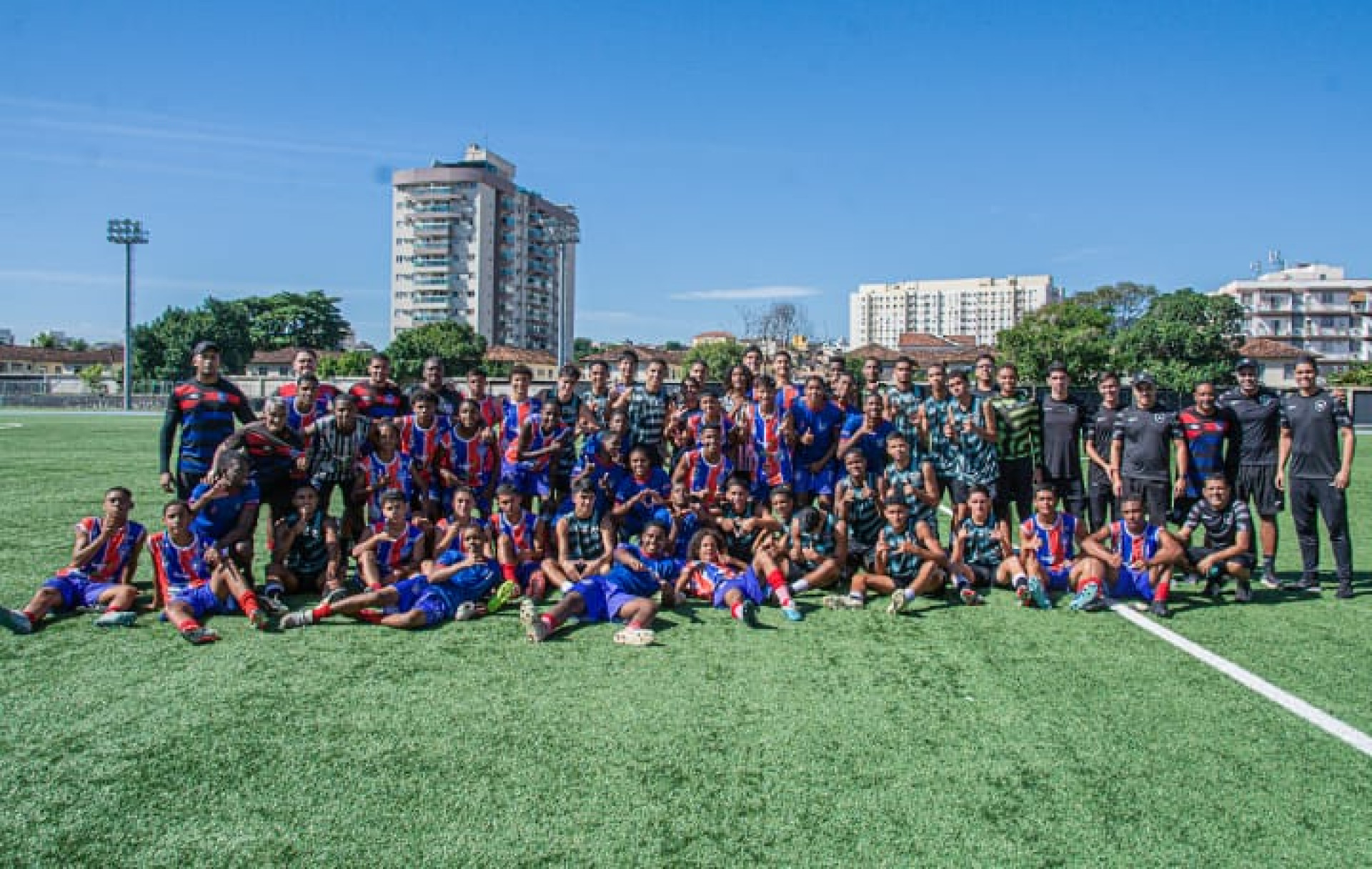 Jogadores do Belford Roxo e Botafogo ap&oacute;s o amistoso no Engenh&atilde;o - Isaac Tim&oacute;teo / SEBR