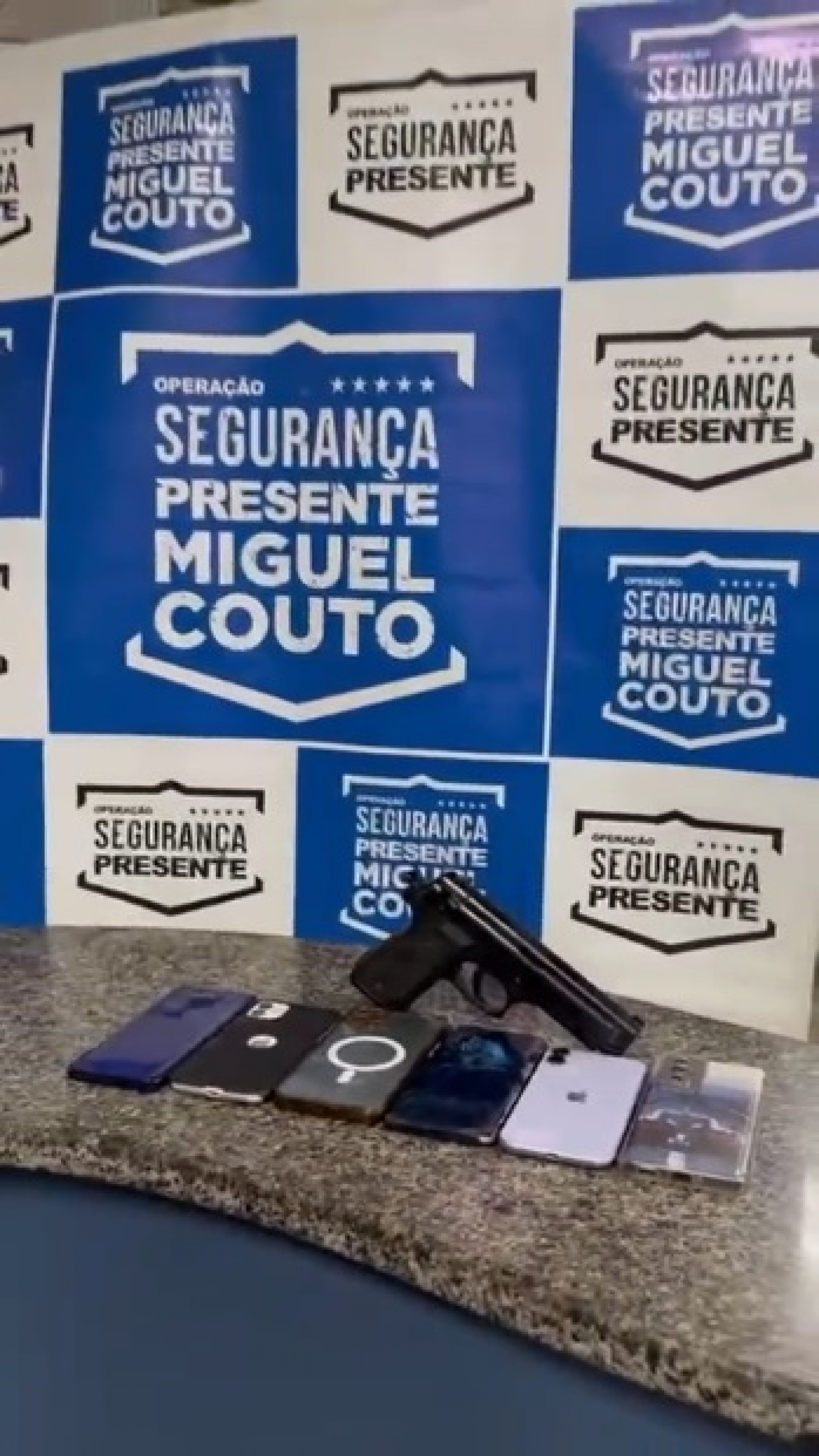 Uma réplica de pistola e seis celulares foram apreendidos - Divulgação / Segurança Presente