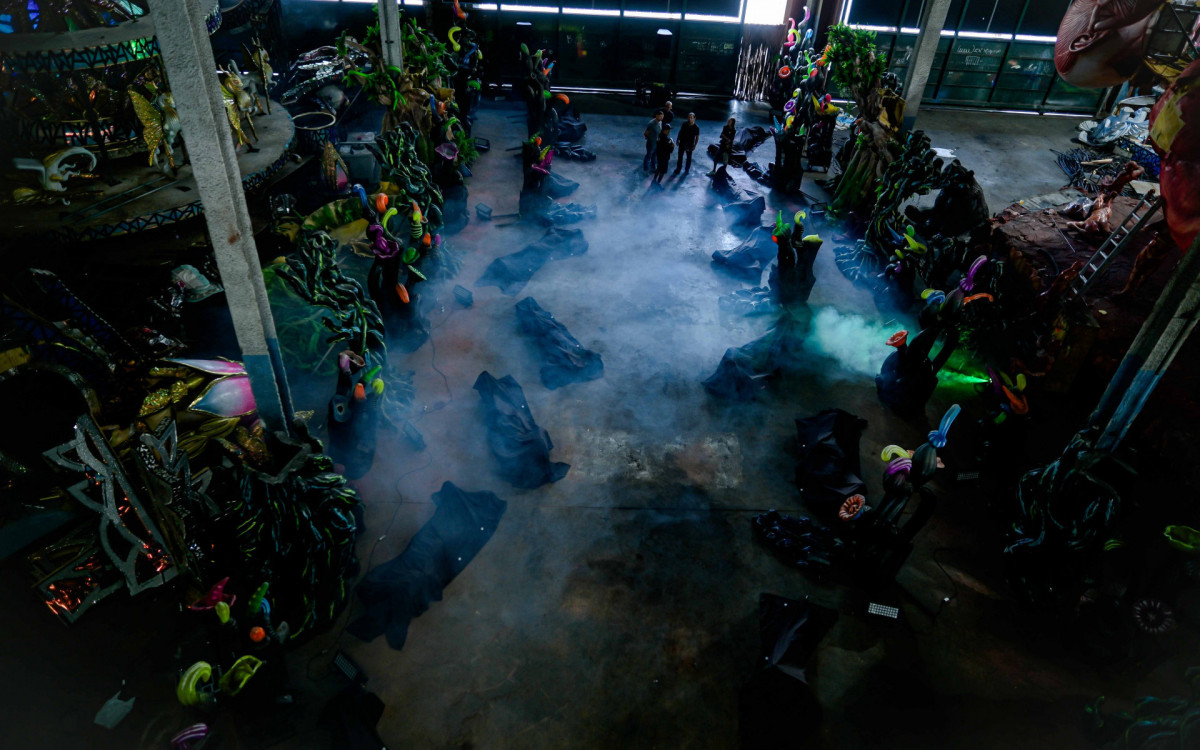 Barracão foi transformado em cenário de filme de terror