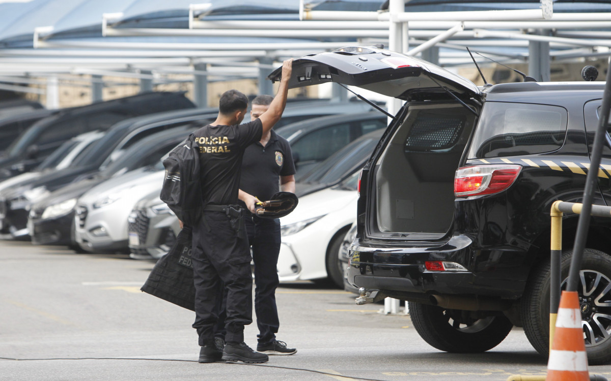 Operação policia federal. Na foto, movimentação na sede da polícia federal, zona portuária do Rio de Janeiro, nesta quinta-feira (27).