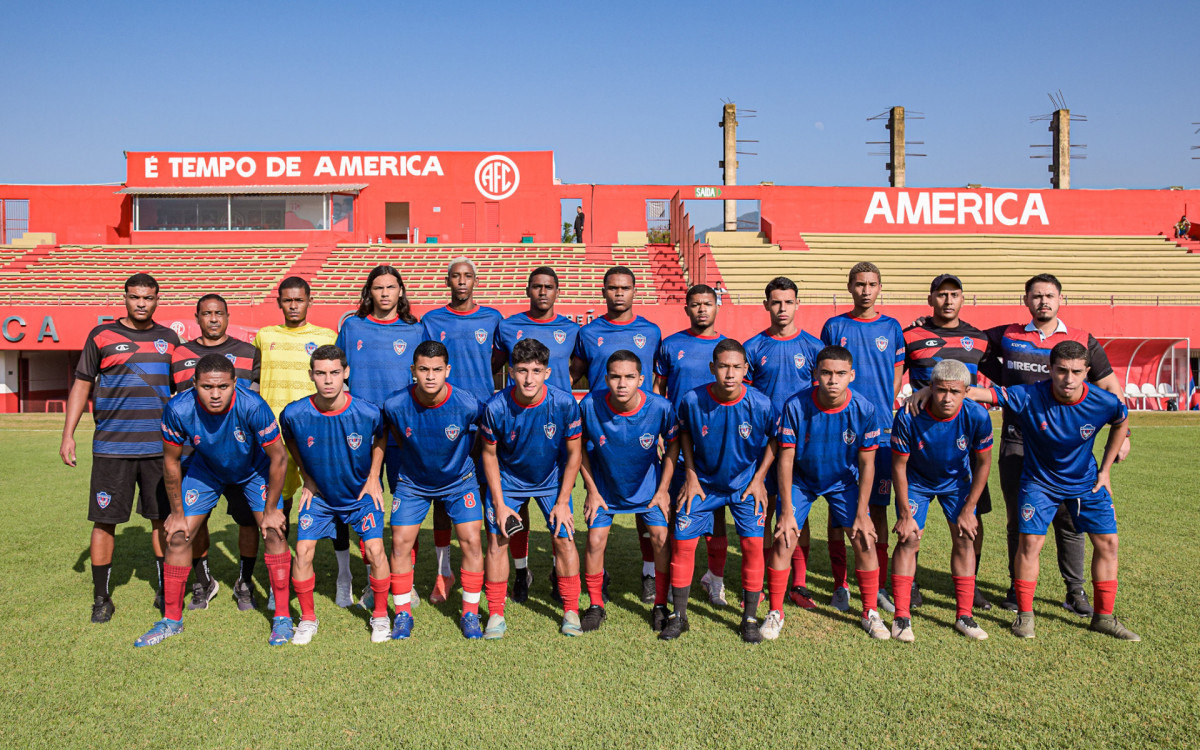A equipe do SE Belford Roxo formada antes do jogo contra o América