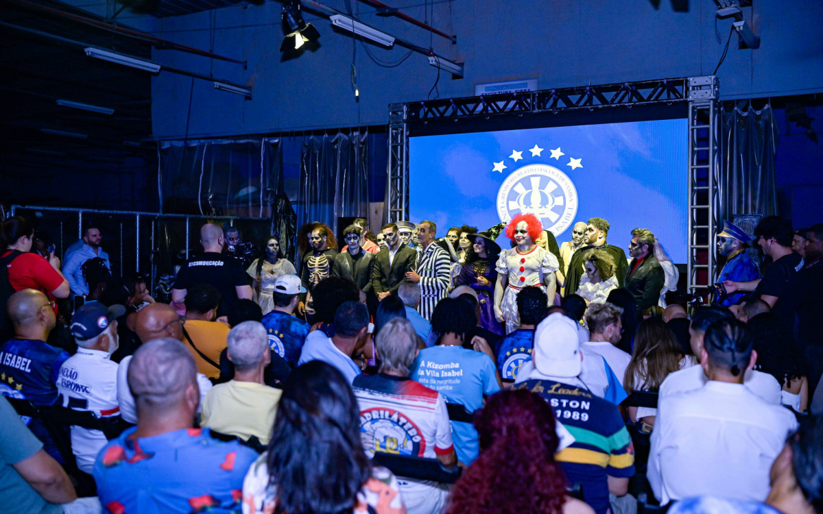 Enredo é Quanto mais eu rezo, mais assombração aparece