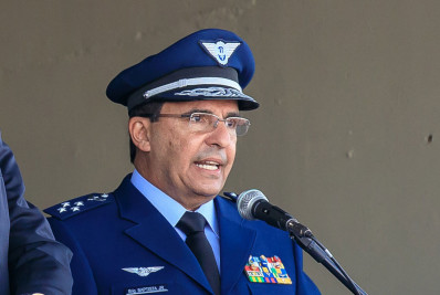 Ex-chefe da Aeronáutica rebate internauta e defende urnas eletrônicas de 2022