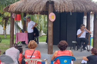Casa da Terceira Idade de Bambuí recebe espetáculo teatral