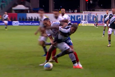 Em áudio do VAR, árbitro explica expulsão de David, do Vasco: 'Temerário'