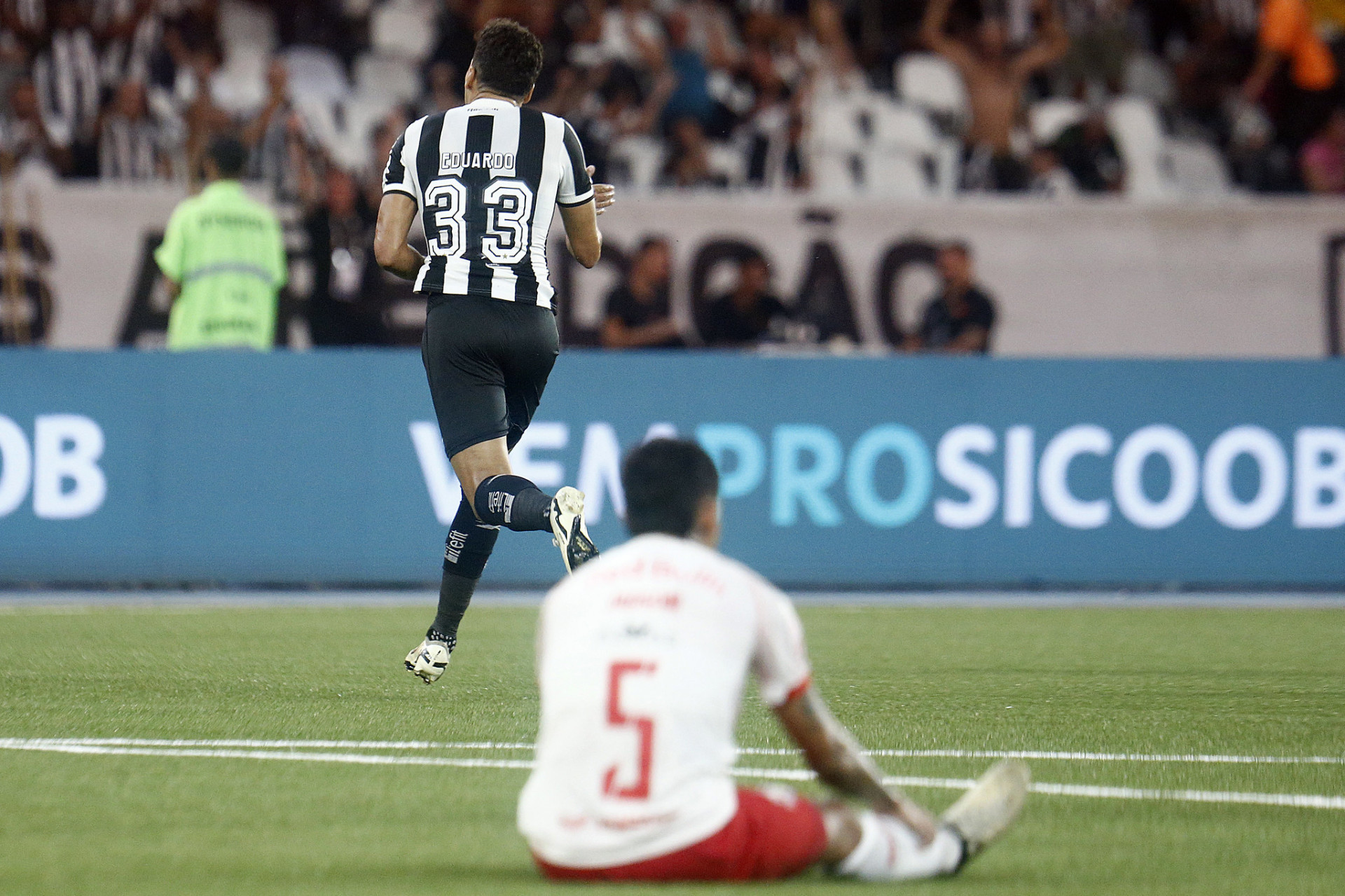 Eduardo comemora primeiro gol em Botafogo x Red Bull Bragantino - Vítor Silva/Botafogo