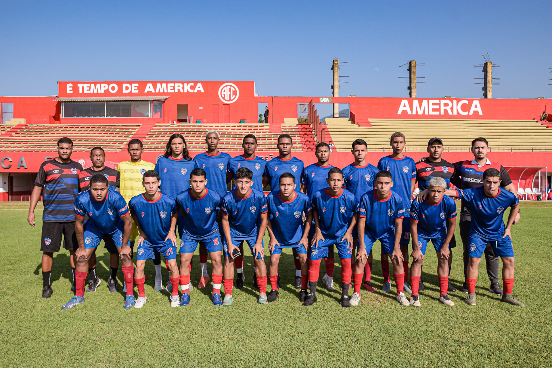 A equipe do SE Belford Roxo formada antes do jogo contra o América - Isaac Timóteo / SEBR