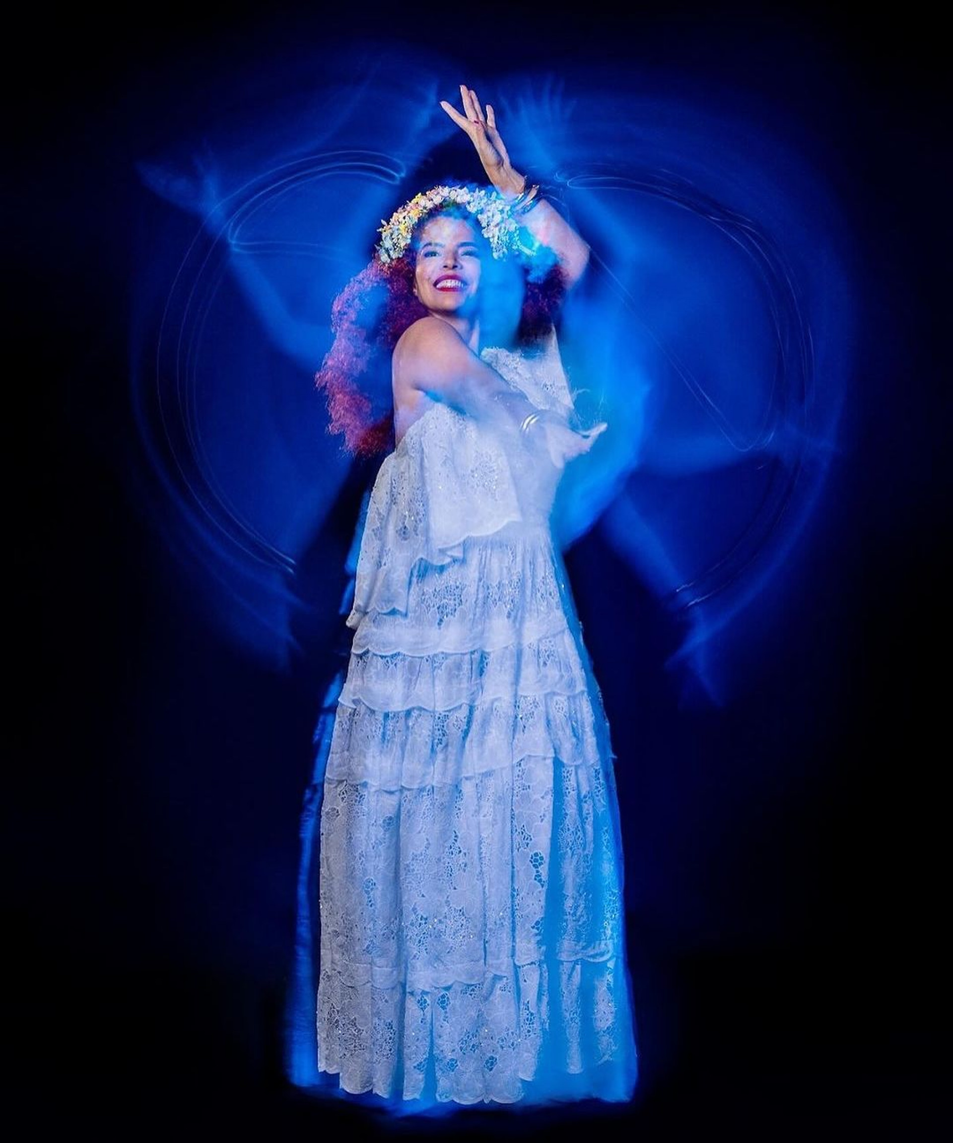 Vanessa da Mata caracterizada como Clara Nunes em espet&aacute;culo musical  - Reprodu&ccedil;&atilde;o/ Priscila Prade