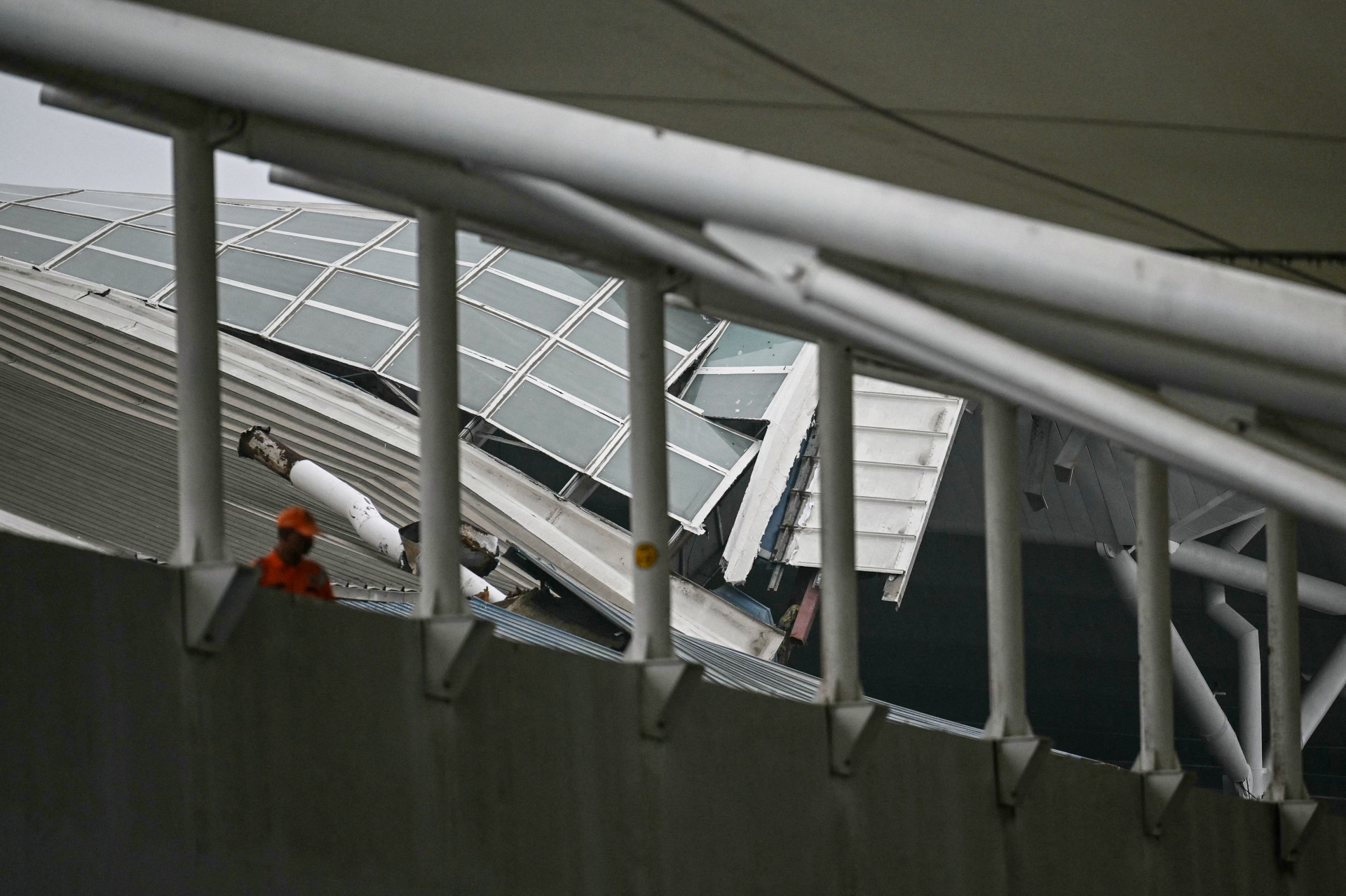 Teto de um terminal do aeroporto de Nova Délhi após desabar por causa das chuvas nesta sexta-feira (28) - Arun Sankar / AFP