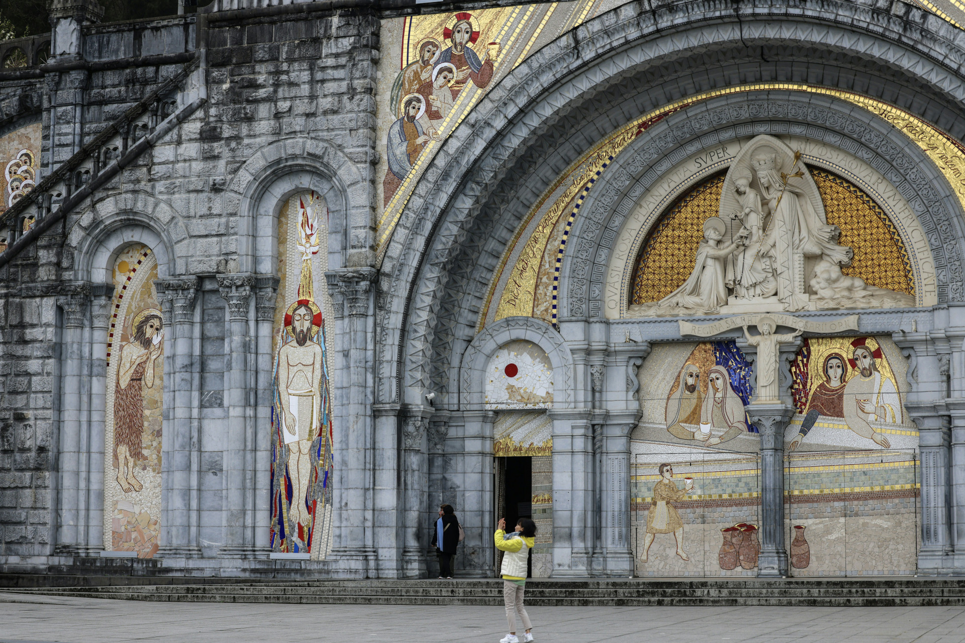Mosaico de Rupnik na Basílica de Nossa Senhora do Rosário, na França - Charly Triballeau / AFP
