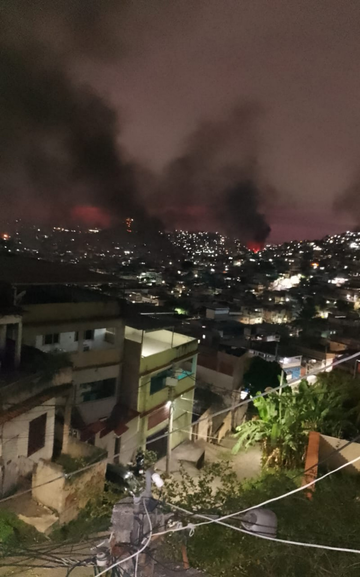 Imagens que circulam nas redes sociais mostram o clima de guerra na região - Rede Social