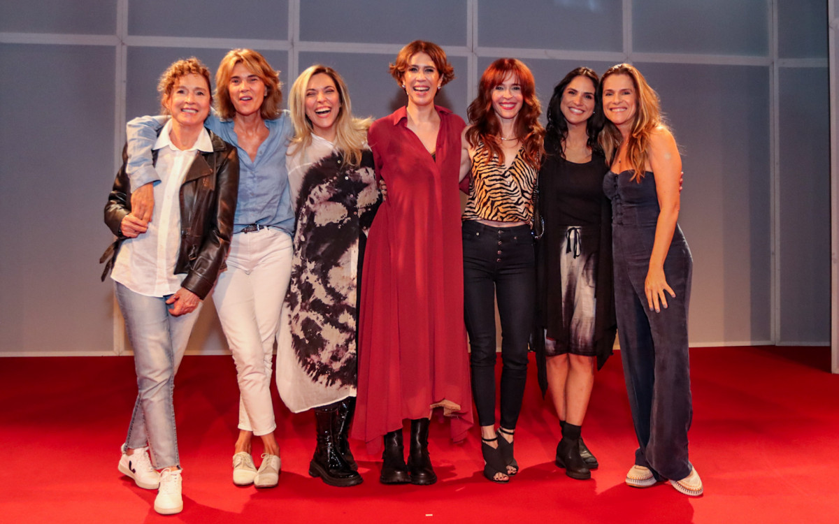 Maria Clara Gueiros, Júlia Rabello e Priscila Castello Branco recebem Ingrid Guimarães e mais famosos em peça dirigida por Fábio Porchat no Rio
