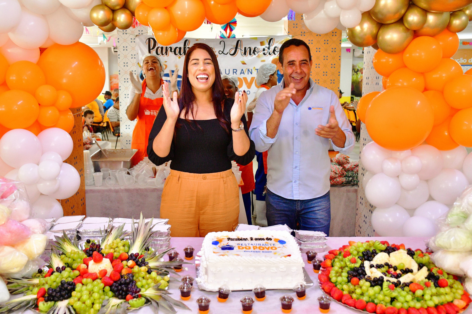 A secret&aacute;ria Clarice Santos e um dos gerente do Restaurante do Povo, Andr&eacute; Luiz Teles, cantaram parab&eacute;ns - Jeovani Campos / PMBR