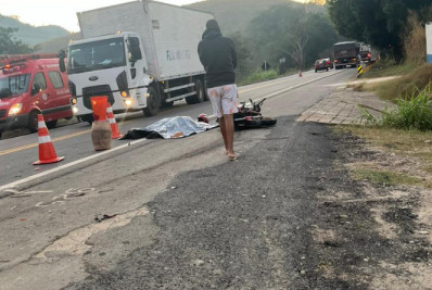 Motociclista bate de frente com caminhão