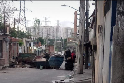 Bandidos queimam barricadas e tentam fechar entradas da Mangueira durante operação da PM