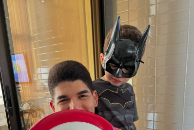 Zé Vaqueiro encanta ao surgir de fantasia de super-herói ao lado do filho: ‘Papai incrível'