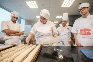 Curso gratuito de formação de jovens em panificação, confeitaria e culinária está com inscrições abertas
