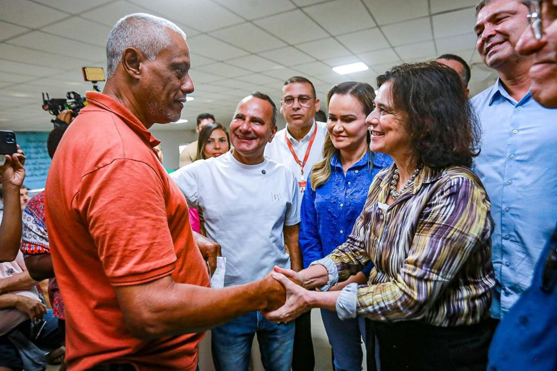 A ministra N&iacute;sia Trindade, prefeito Waguinho e a deputada Daniela do Waguinho conversaram cm pacientes no Hospital do Olho - Rafael Barreto/PMBR