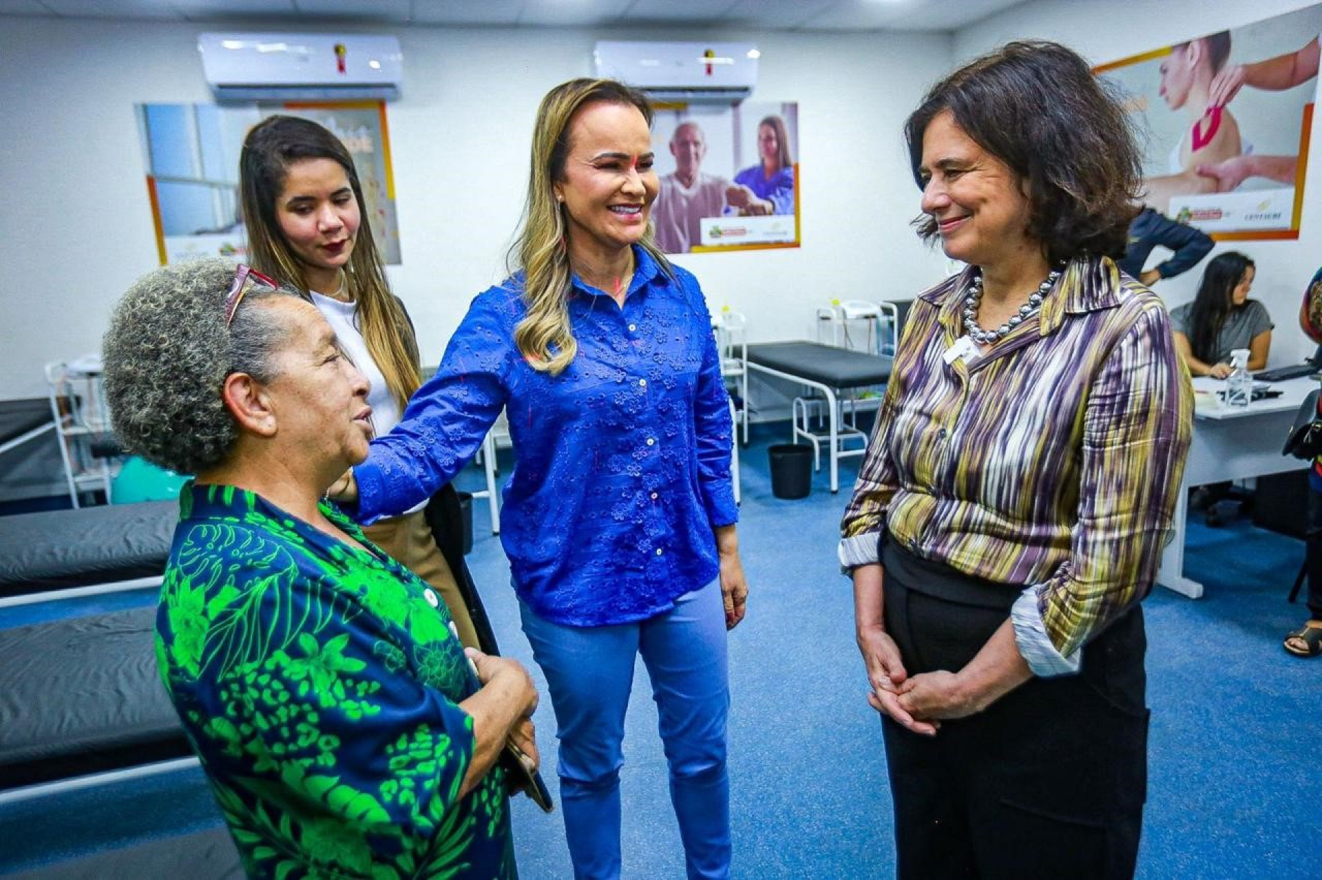 N&iacute;sia Trindade e Daniela do Waguinho conversam com uma moradora no Complexo Regulador do Parque Amorim - Rafael Barreto/PMBR
