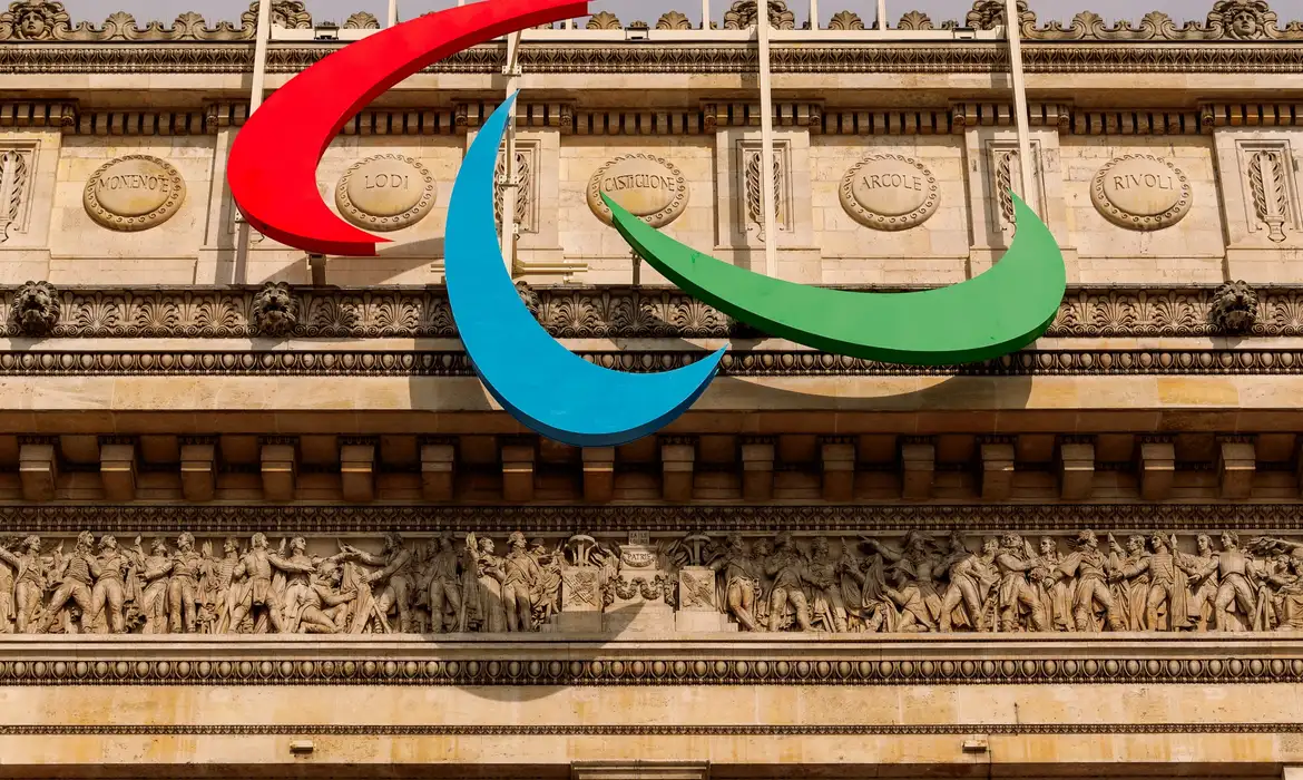Arco do Triunfo exibe s&iacute;mbolo paral&iacute;mpico a 2 meses dos Jogos de Paris