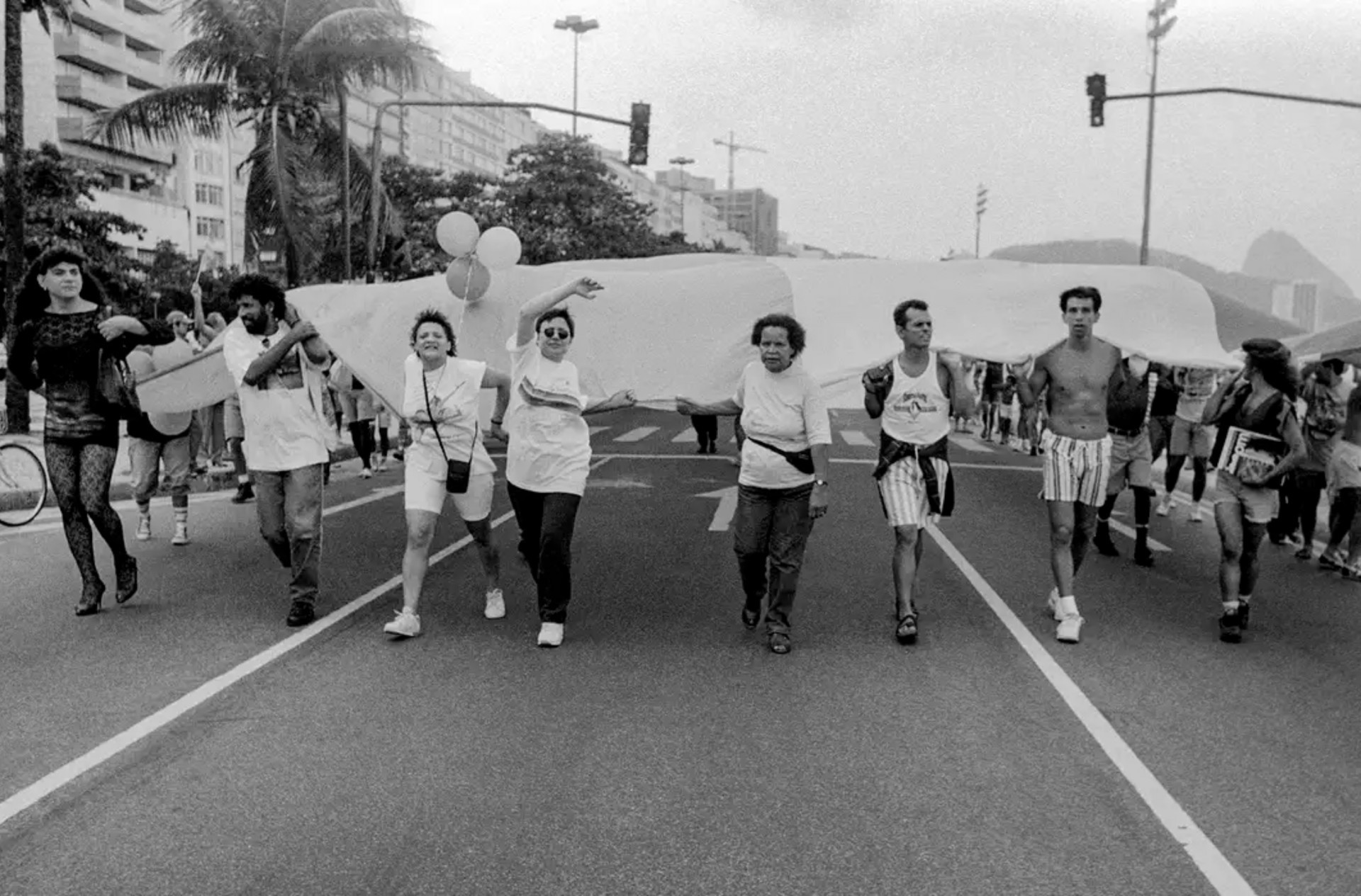 Marcha pela Cidadania, considerada a primeira Parada LGBTQIA+ do Brasil, no Rio de Janeiro em 1995 - Claudia Ferreira / Mem&oacute;ria e Movimentos Sociais / Arquivo
