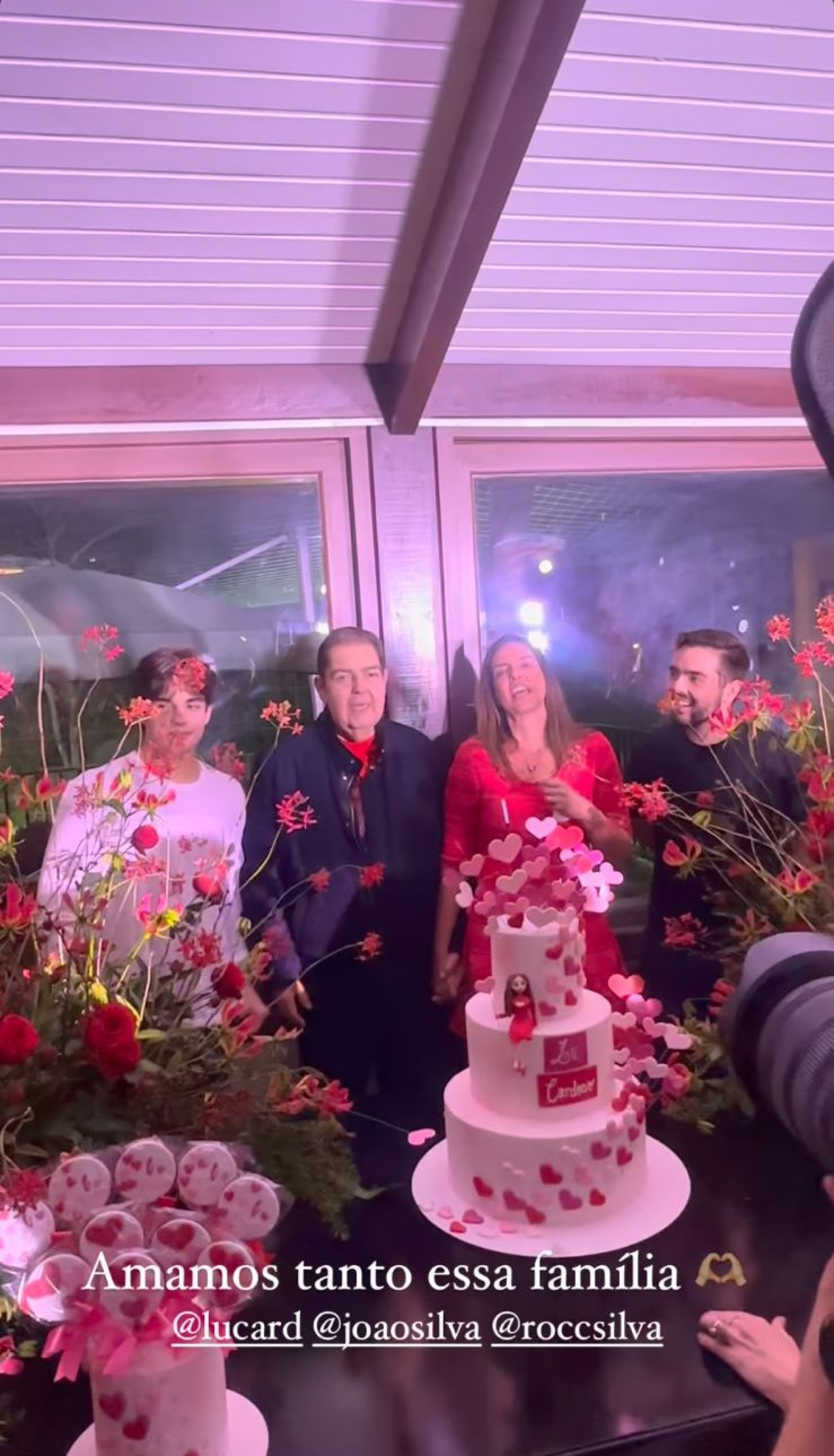 Faustão posa ao lado da mulher, Luciana Cardoso, e filhos - Reprodução / Instagram