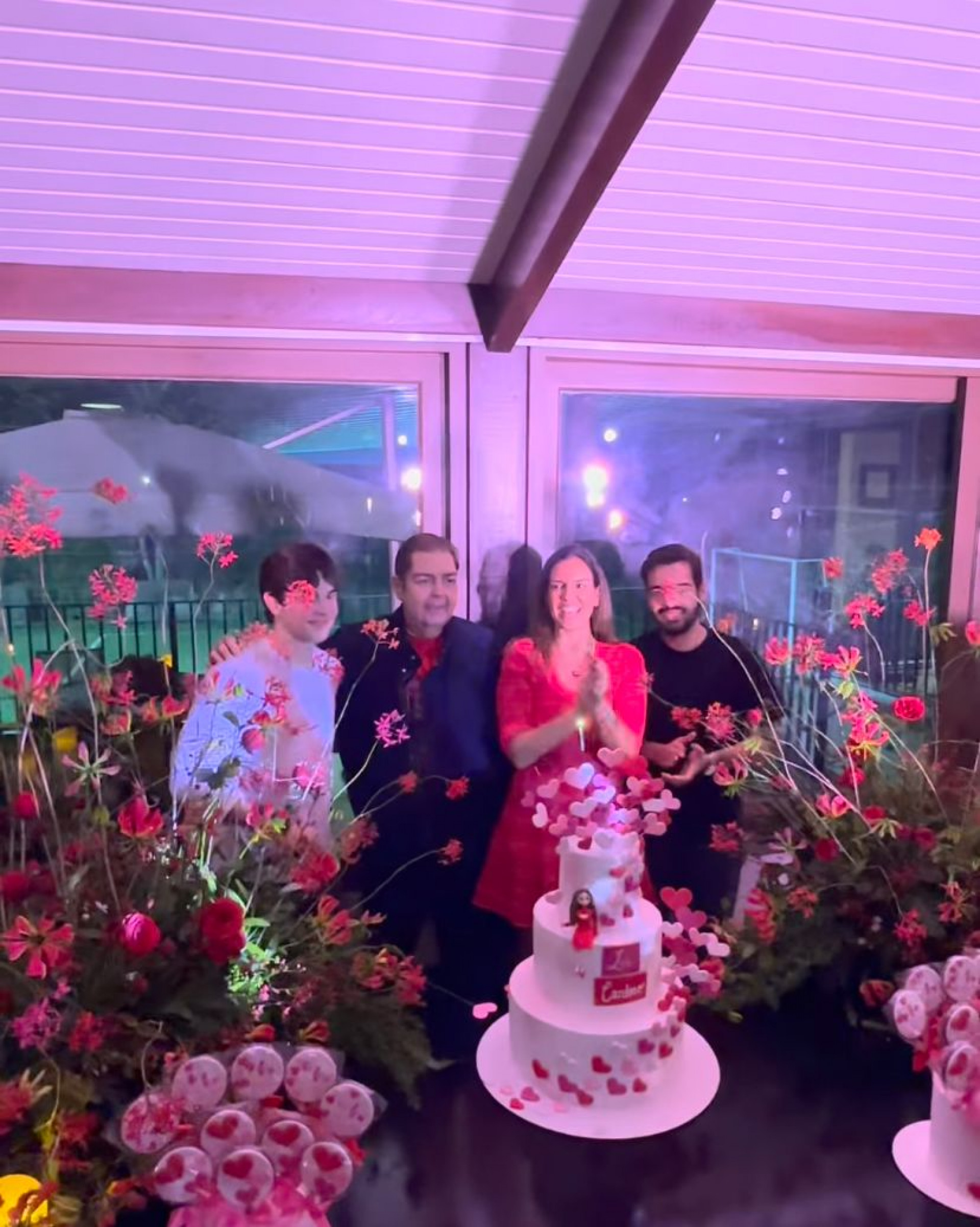 Faustão posa ao lado da mulher, Luciana Cardoso, e filhos - Reprodução / Instagram