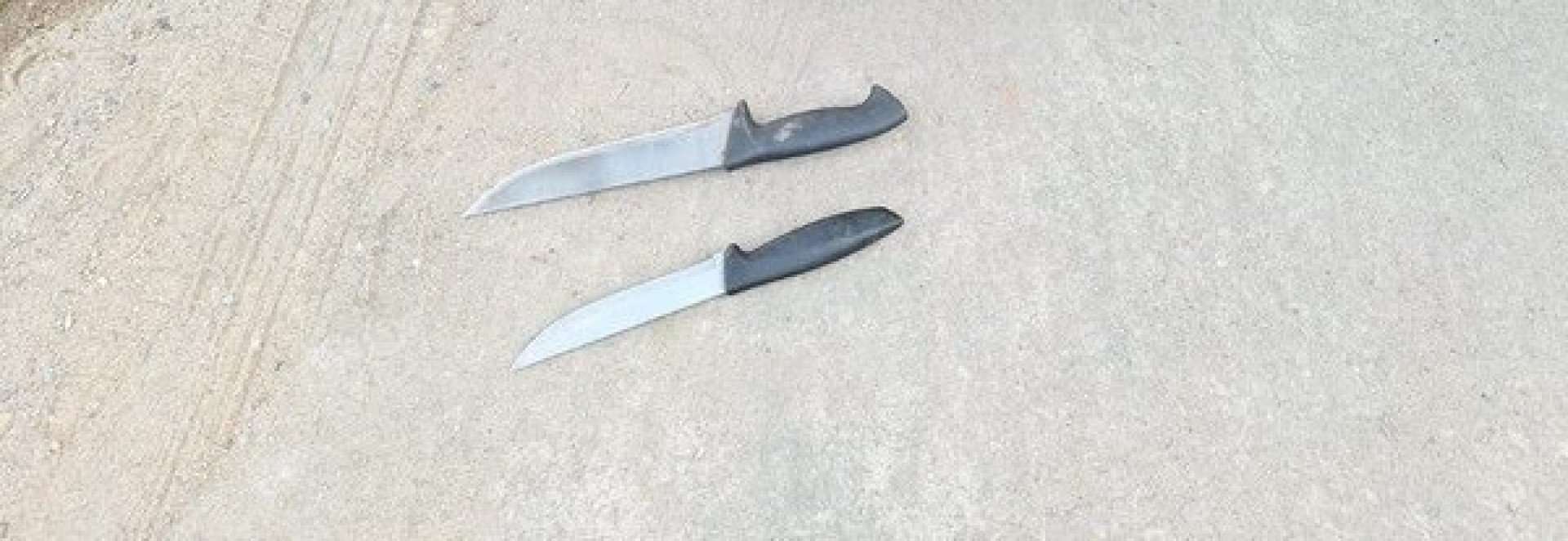 As duas facas apreendidas pela polícia com o assassino da gari em Belford Roxo - Reprodução