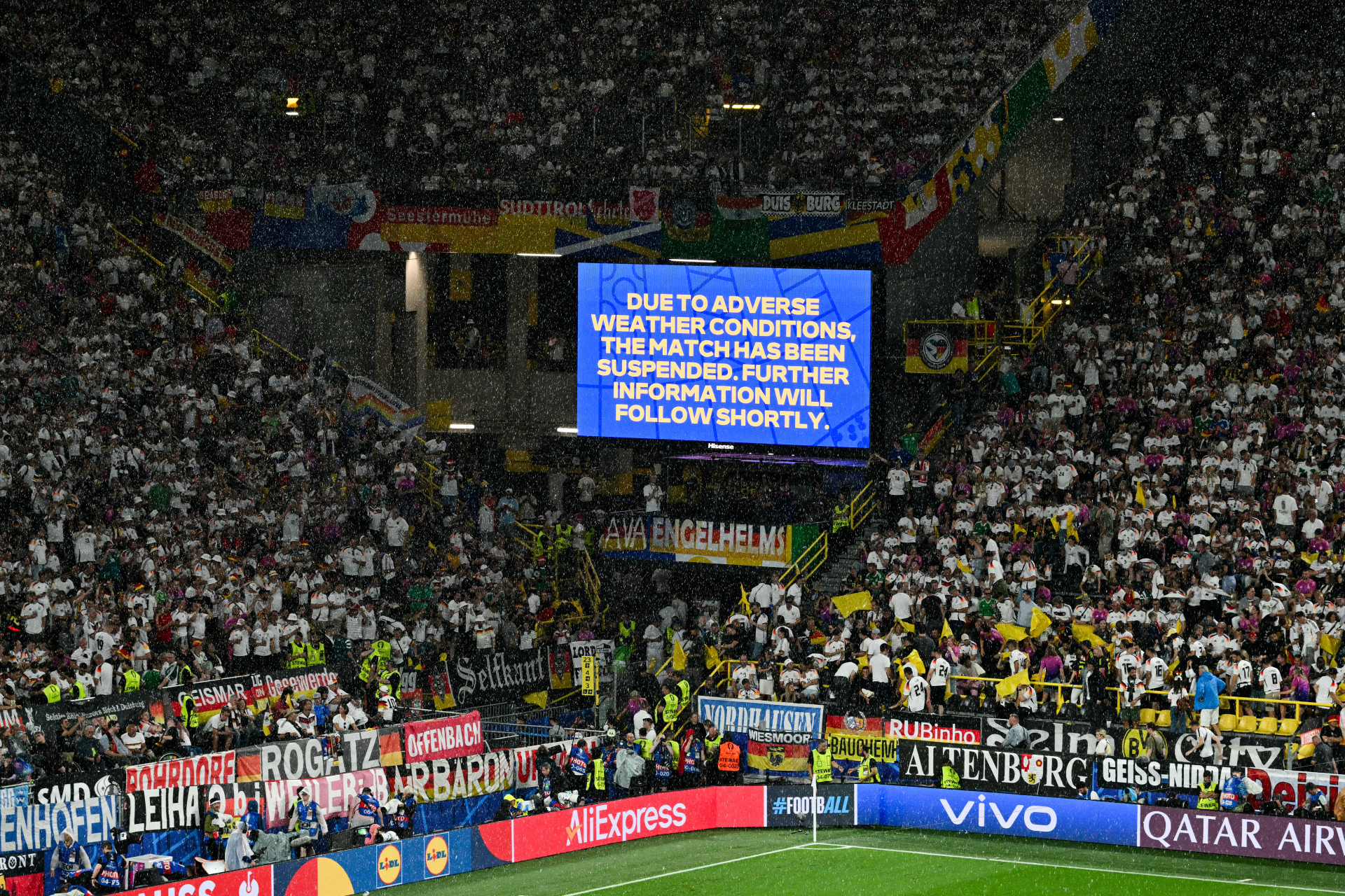 Aviso para os torcedores no Signal Iduna Park - Alberto Pizzoli / AFP