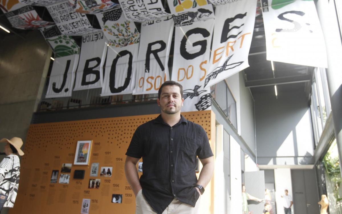 Homenagem ao artista nordestino J. Borges, ícone da xilogravura brasileira, durante a festa Junina do Museu do Pontal, na Barra. O local é conhecido por promover e valorizar a cultura popular e o folclore.Na foto, Pablo Borges. - Reginaldo Pimenta/Agência O Dia