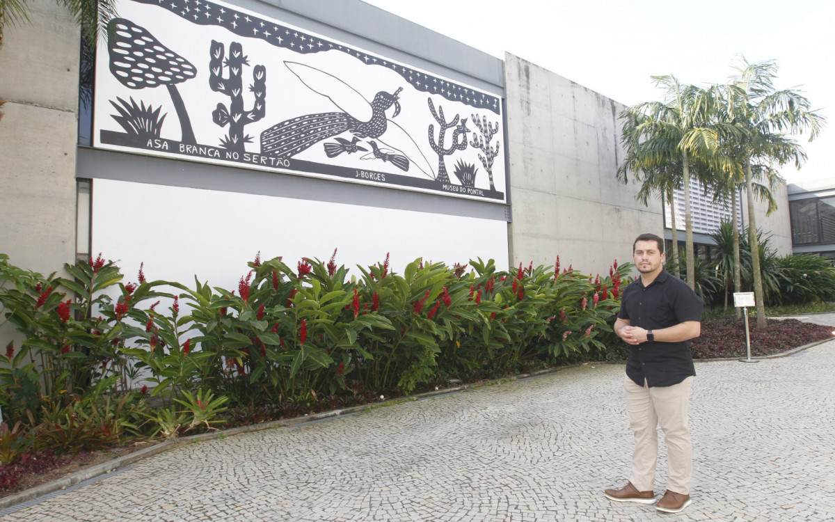 Homenagem ao artista nordestino J. Borges, ícone da xilogravura brasileira, durante a festa Junina do Museu do Pontal, na Barra. O local é conhecido por promover e valorizar a cultura popular e o folclore. Na foto, Pablo Borges. - Reginaldo Pimenta/Agência O Dia