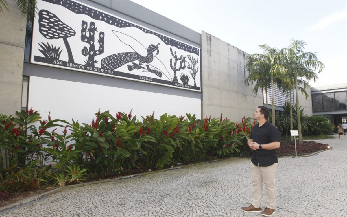 Pablo Borges pintou o mural em homenagem ao pai - Reginaldo Pimenta / Agência O Dia