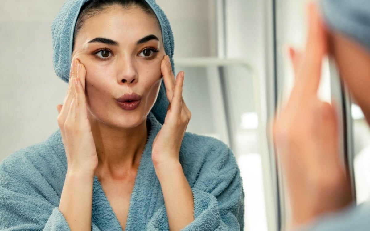 O yoga facial tonifica os músculos do rosto e melhora a sensibilidade, promovendo rejuvenescimento e bem-estar emocional (Imagem: sebra | Shutterstock)