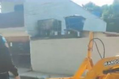 Operação remove barricadas em comunidade de Duque de Caxias