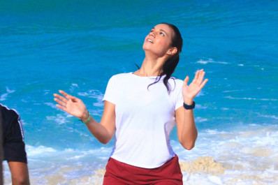 Alane joga futevôlei e posa para fotos na Praia da Barra da Tijuca