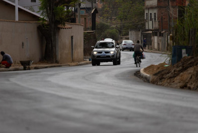 Prefeitura de Volta Redonda conclui asfaltamento da Estrada da Usina, no bairro Roma