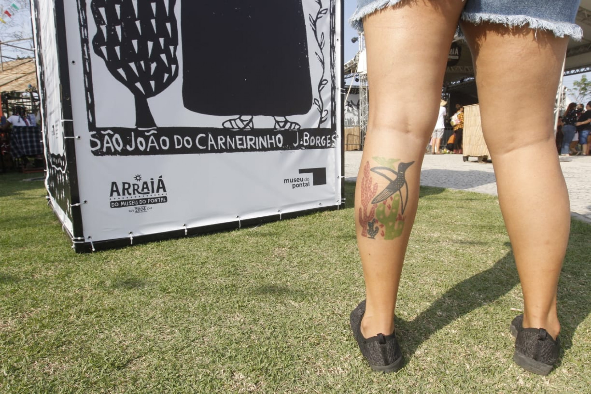 Elba Santos é tão fã do J. Borges que tem uma tatuagem de uma xilogravura do artista - Reginaldo Pimenta / Agência O Dia