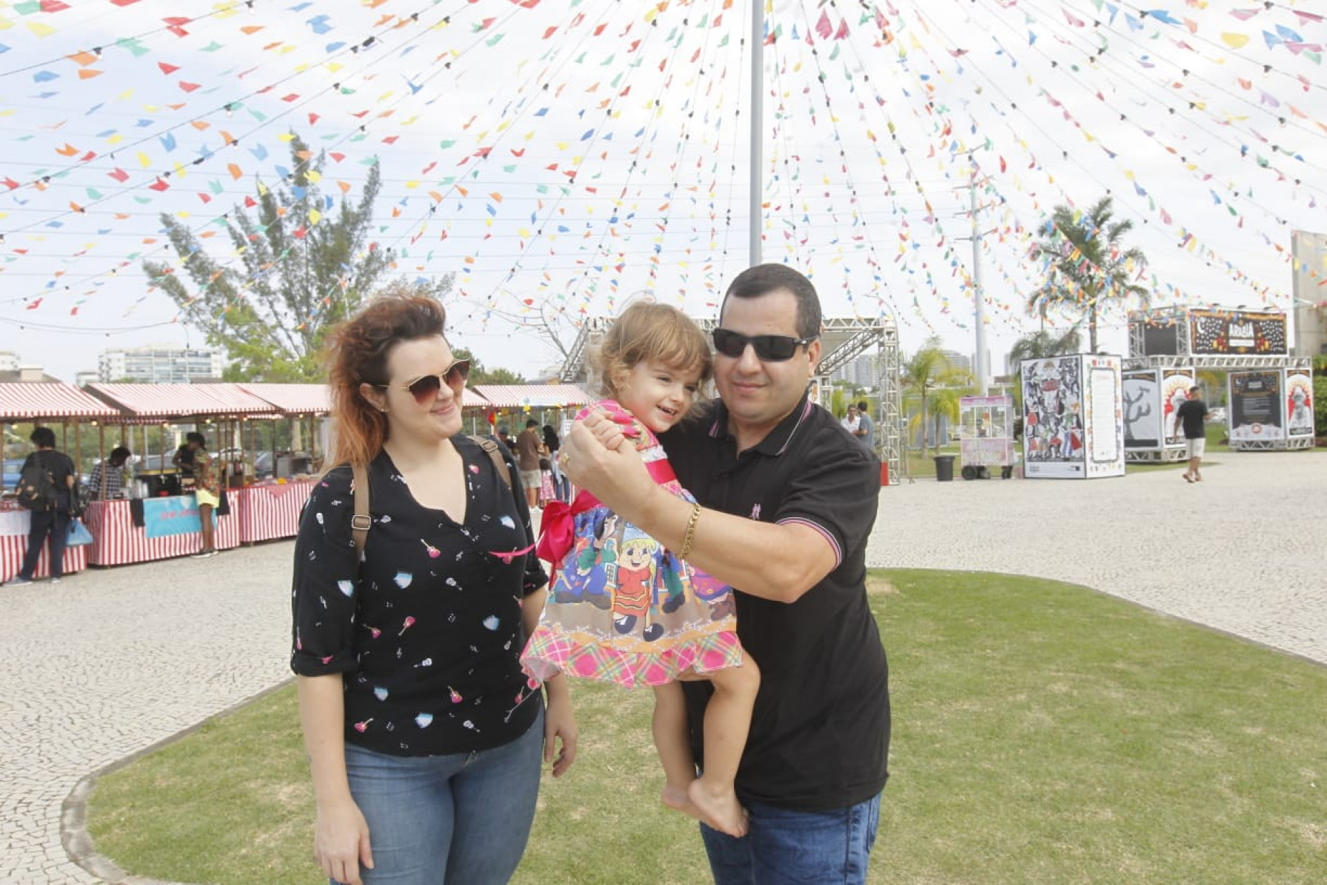 Paulo Ricardo Florentino, 41, curte a festa com a esposa Patrícia e a filha, Poliana - Reginaldo Pimenta / Agência O Dia