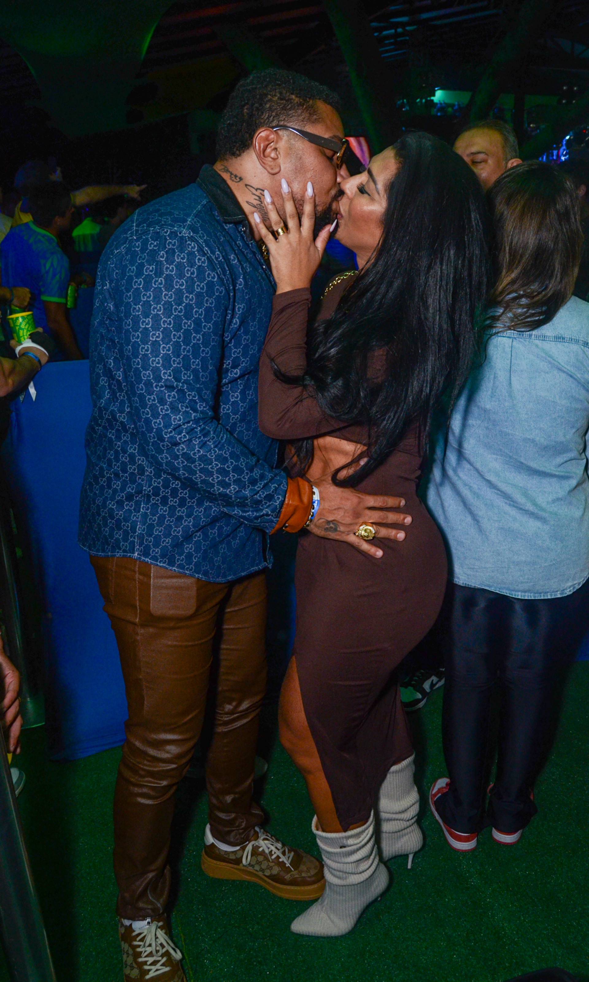 Naldo Benny tasca beijão na esposa Moranguinho - Araujo / Agnews